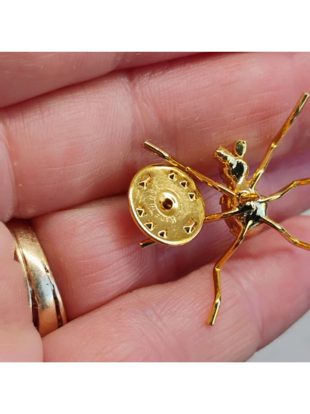 Vintage Black Glass Gold Tone Ant Spider Brooch Lapel Pin 1" - Picture 3 of 6